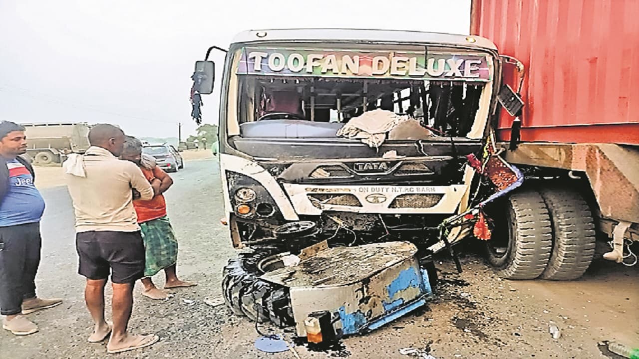 बिहार: भागलपुर में तेज रफ्तार बस हुई बेलगाम, सामने से आ रही ट्रैक्टर में मारी टक्कर, चालक की मौत