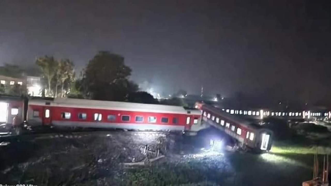 बक्सर में नॉर्थ ईस्ट एक्सप्रेस हादसे के बाद 15 अक्टूबर तक ये ट्रेनें रहेंगी रद्द, 102 से ज्यादा के बदले गए रूट