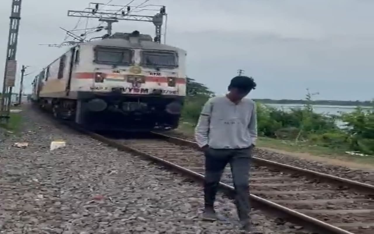 Train Accident in Telangana: रेलवे ट्रैक पर Instagram Reels बनाना पड़ा महंगा, ट्रेन की चपेट में आया युवक
