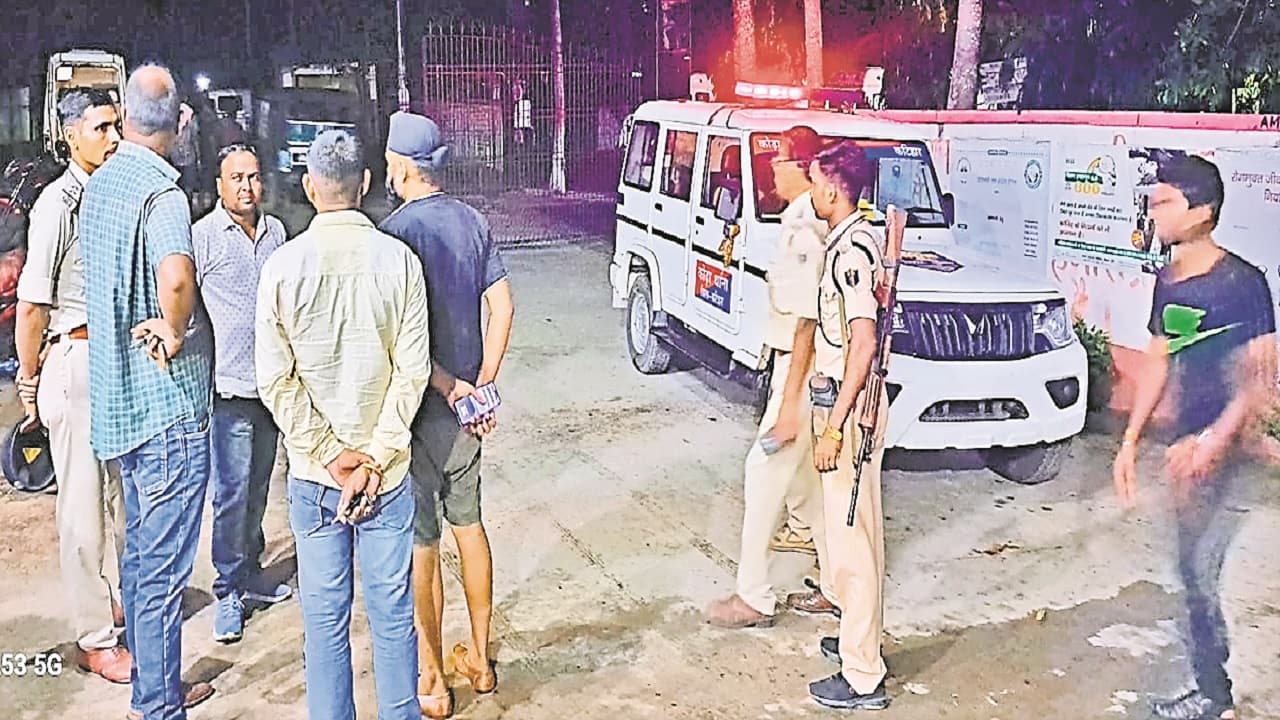 बिहार: कटिहार में फ्रेंडशीप डे पर तीन दोस्तों की दर्दनाक मौत, अज्ञात वाहन से कुचलकर मौके पर गयी जान