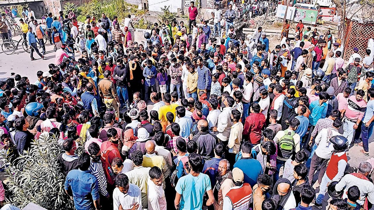 Patna News: मुंगेर में तैनात सिपाही की पत्नी को ट्रक ने रौंदा,कई टुकड़ों में बंटा शव, आक्रोश में सड़क जाम