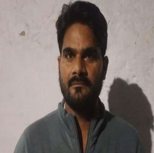 यूपी टीईटी पेपर लीक मामला: STF ने मुख्य आरोपी डॉ. संतोष को दबोचा, पुलिस से बचने के लिए बदलता रहा लोकेशन