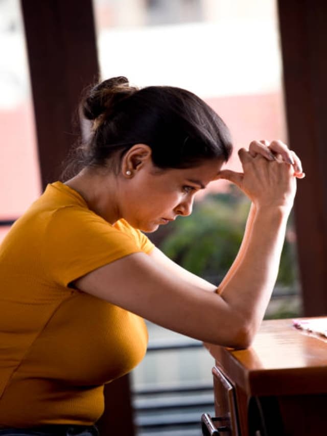 Lifestye : तनाव से परेशान हैं तो नेचुरली कम करें कोर्टिसोल का लेवल, आजमाएं ये उपाय