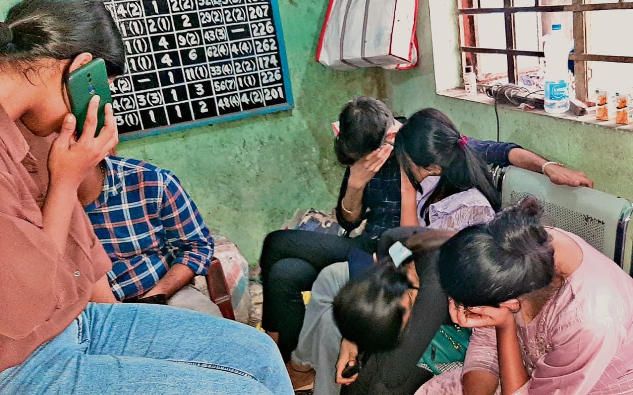 विदेश यात्रा कराने और हॉस्पिटैलिटी के नाम पर हो रही ठगी, पुलिस ने चार युवतियों समेत 12 लोगों लिया हिरासत में विदेश यात्रा कराने और हॉस्पिटैलिटी के नाम पर हो रही ठगी, पुलिस ने चार युवतियों समेत 12 लोगों लिया हिरासत में
