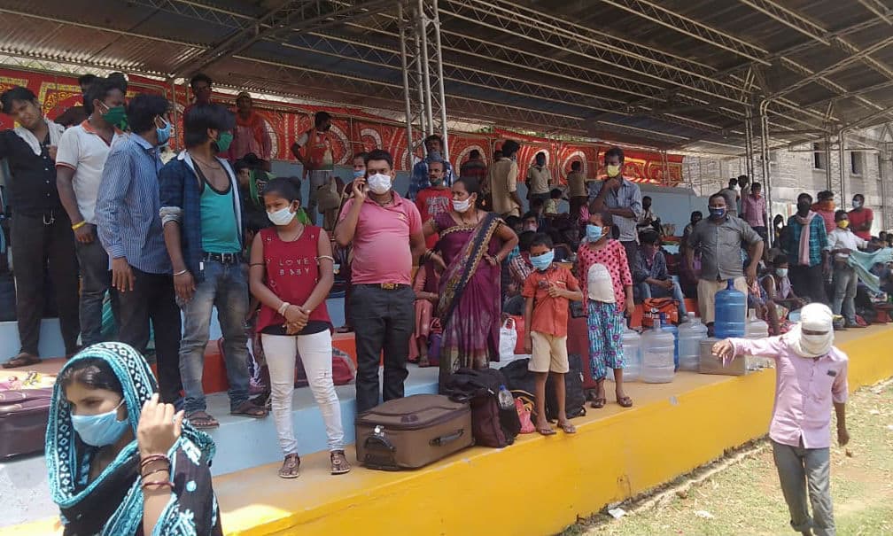 गुमला में भोजन नहीं मिलने पर मजदूरों का हंगामा, आपस में भिड़े सीओ और अधिवक्ता