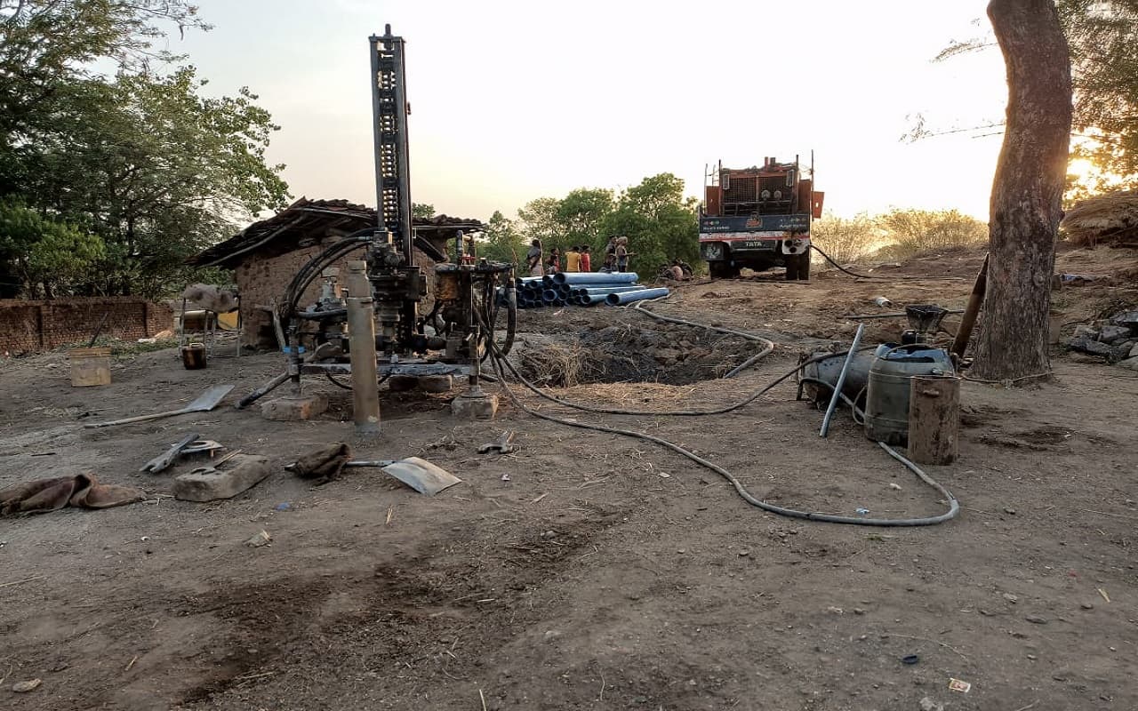 झारखंड के अड़ाल नवाडीह गांव में पानी को लेकर छुआछूत मामले की जांच करने पहुंचे अफसर, ये सच्चाई आई सामने