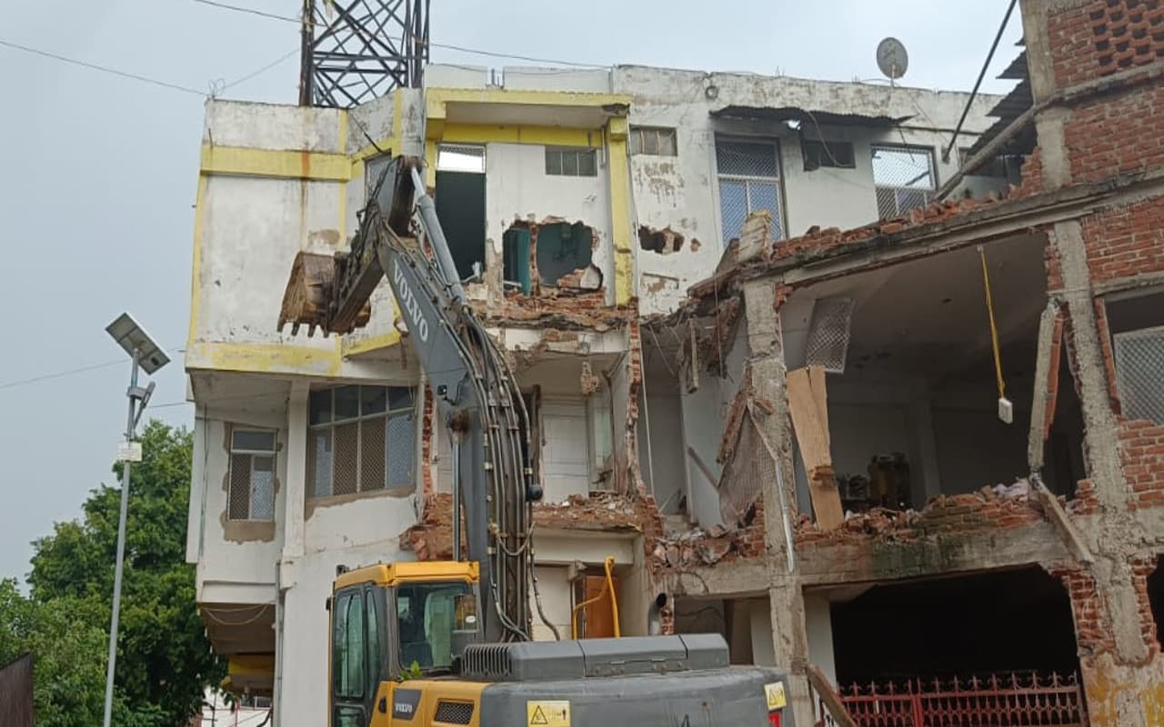 गढ़वा के आदर्श गेस्ट हाउस पर तीसरी बार चला बुलडोजर, नदी-नाला को अतिक्रमण मुक्त करने का अभियान जारी