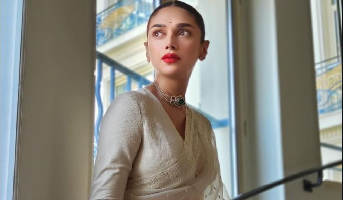 अदिति राव हैदरी ने किया कान्स में डेब्यू, सब्यसाची की व्हाइट साड़ी में बेहद हसीन दिखीं एक्ट्रेस, PHOTOS