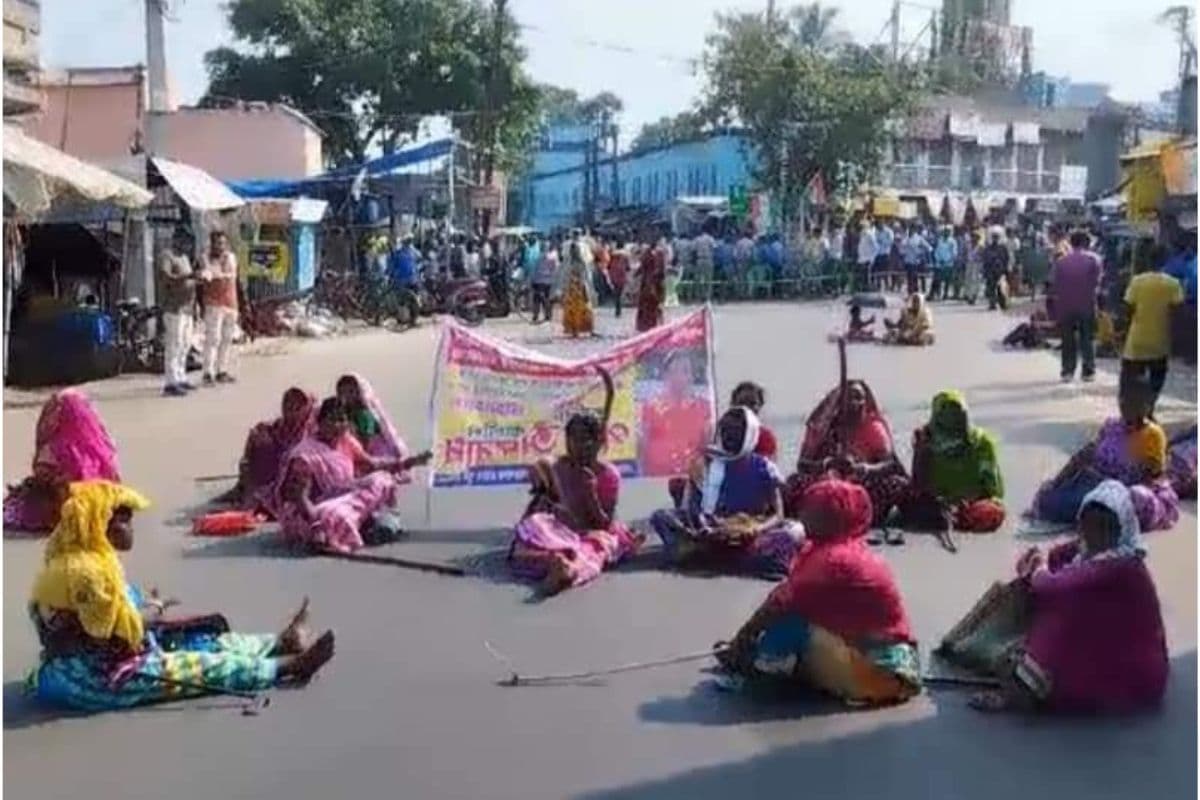 West Bengal : आदिवासी लड़की के अपहरण मामले में पुलिस की निष्क्रियता के खिलाफ सड़क अवरोध व प्रदर्शन