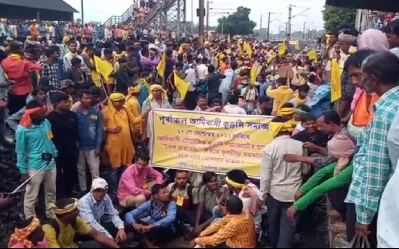 बंगाल : कुर्मियों ने एसटी का दर्जा देने की मांग को लेकर रेलवे और राजमार्ग किया जाम, कई ट्रेनें रद्द