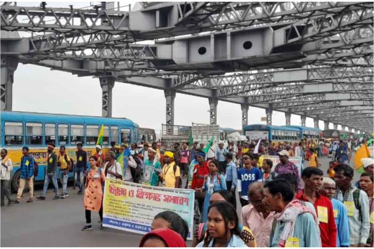 आदिवासियों के रैली के कारण हावड़ा ब्रिज पर यातायात बाधित , सड़कों पर जाम, लोगों की बढ़ी परेशानी