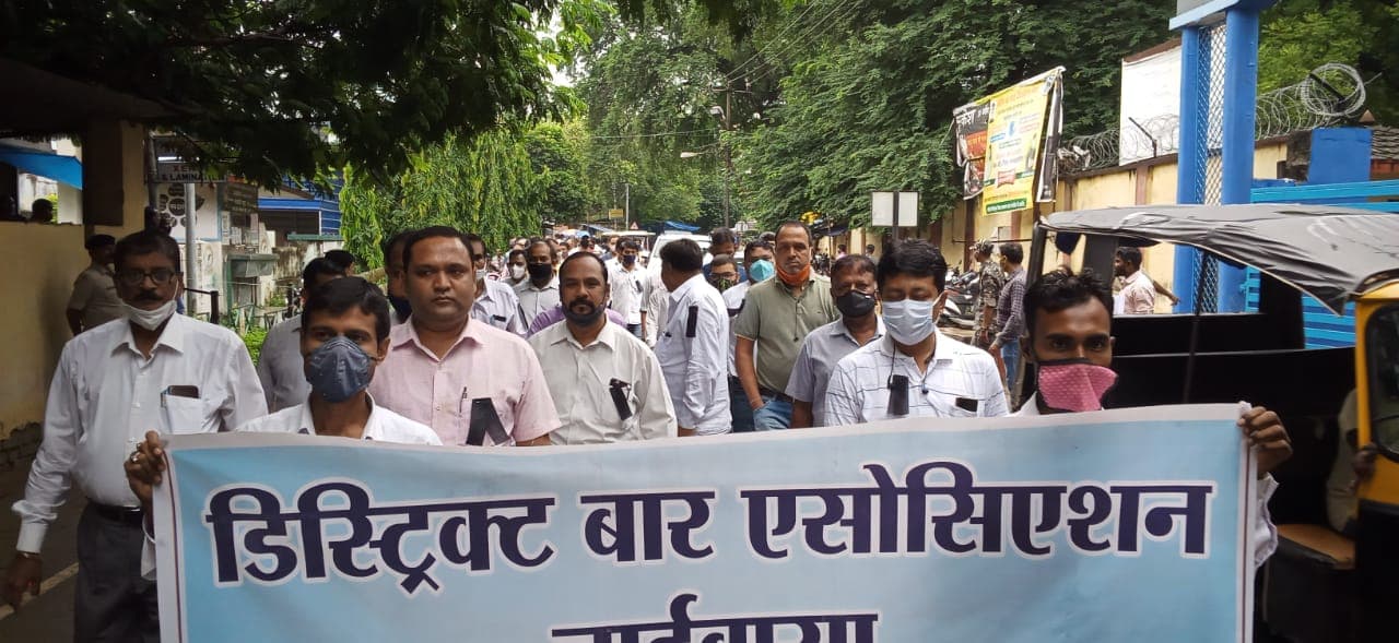 रांची के अधिवक्ता की हत्या का विरोध, चाईबासा में वकीलों ने निकाला मौन जुलूस, उपायुक्त को सौंपा ज्ञापन