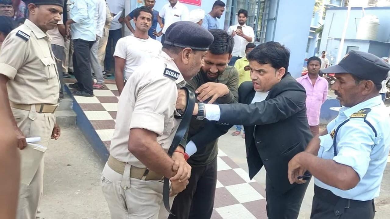 बिहार: नालंदा के अस्पताल में एक दूसरे पर टूट पड़े सिपाही और वकील, शराब मामले से जुड़ी वजह को जानिए...