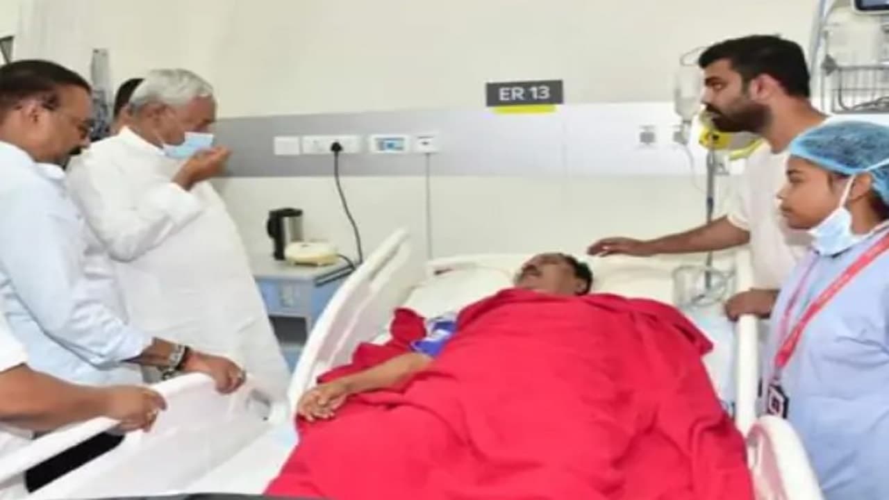 बिहार: मंत्री आफाक आलम की अचानक बिगड़ी तबीयत, पूर्णिया से एयर लिफ्ट कर लाया गया पटना, नीतीश कुमार मिलने पहुंचे