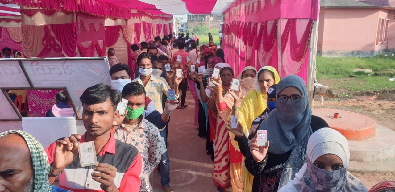 Bihar Election 1st Phase Voting : दो जिलों के चार विधानसभा  क्षेत्रों में मतदान खत्म, जानें क्या रहा वोटिंग प्रतिशत