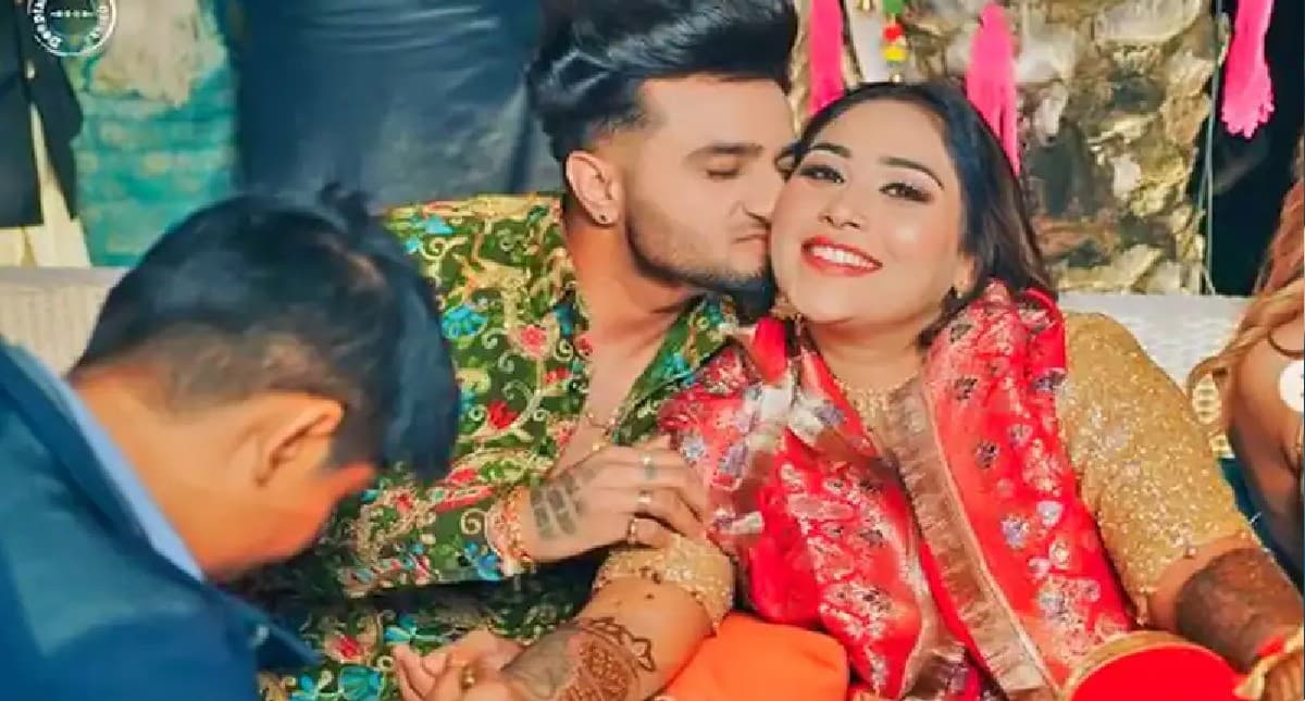 Afsana Khan Wedding: अफसाना खान ने पिया के नाम की लगाई मेहंदी, राखी सावंत संग झूमती दिखीं सिंगर Afsana Khan Wedding: अफसाना खान ने पिया के नाम की लगाई मेहंदी, राखी सावंत संग झूमती दिखीं सिंगर