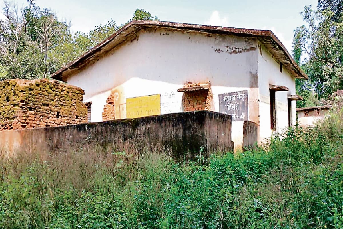 गुमला के इस गांव में आंगनबाड़ी केंद्र सात साल से बंद, बिजली भी नहीं, ग्रामीणों ने उठाया ये सवाल