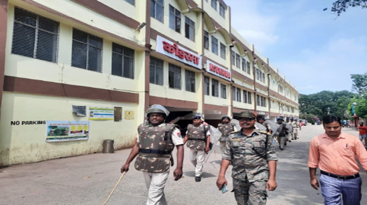 Agneepath Protest: झारखंड बंद को लेकर प्रशासन सख्त, कोडरमा और जमशेदपुर में जवानों ने किया फ्लैग मार्च