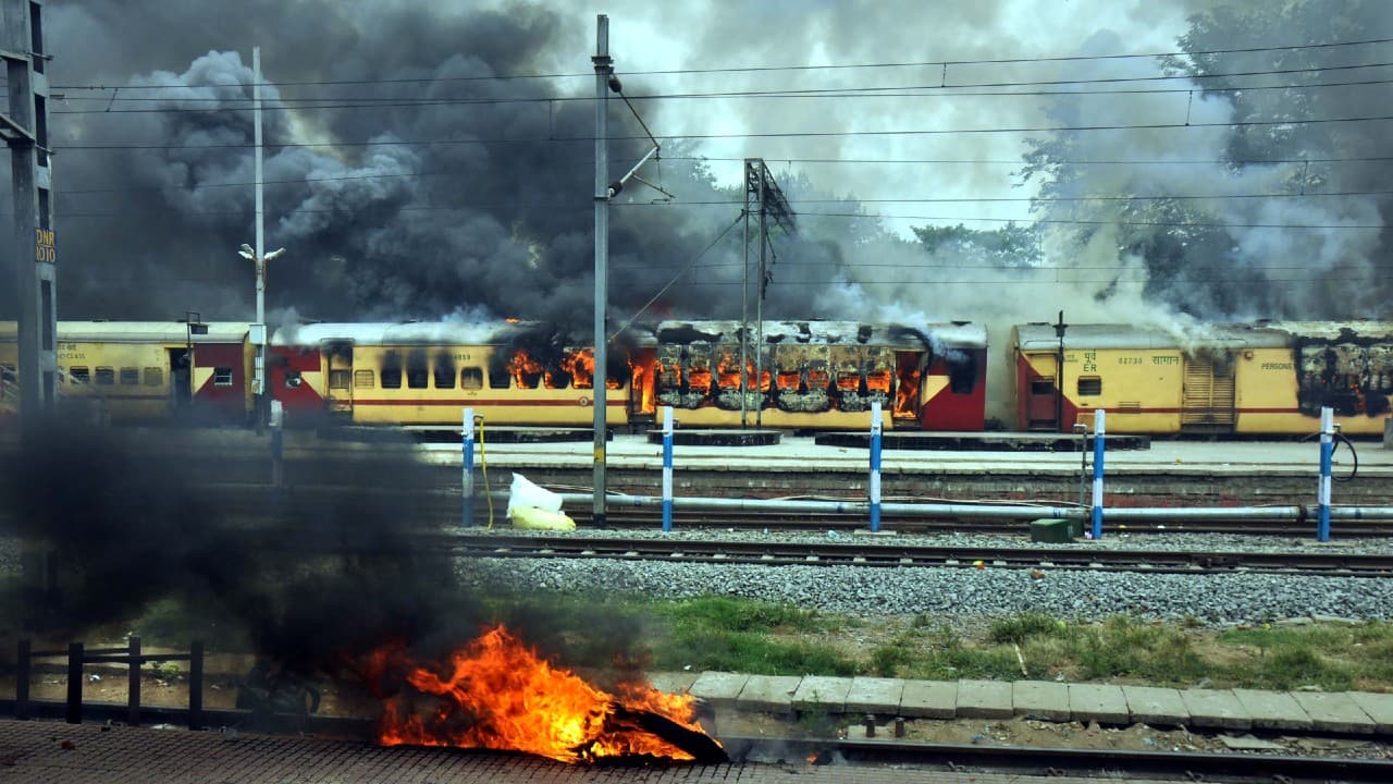Agneepath Protest : मुजफ्फरपुर में युवाओं को उकसानेवाले ट्रेनर की है पुलिस को तलाश, पिता को मिली जमानत