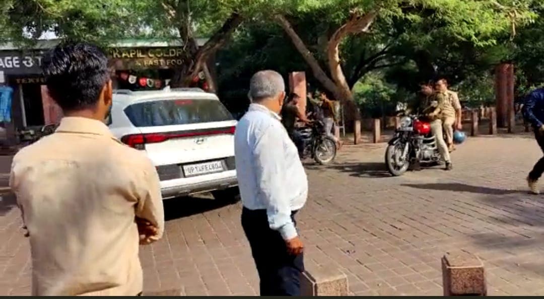 Agra News: ताजमहल की सुरक्षा में लगी सेंध, पूर्वी दरवाजे पर पहुंची बाहरी नंबर की कार