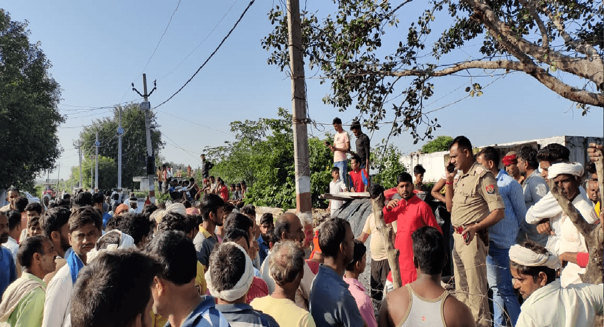 Agra Breaking : स्कूली बच्चों से भरी बस तालाब के किनारे पलटी, बड़ा हादसा होने से बचा