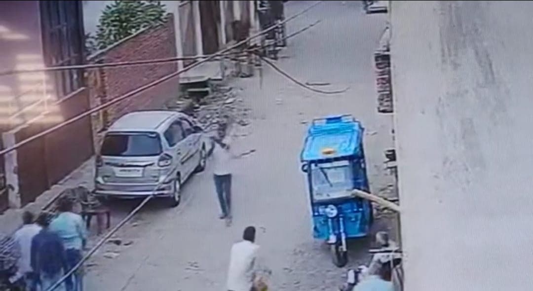 Agra News: महिला ने छेड़छाड़ का विरोध किया तो दबंग ने की हवाई फायरिंग, पुलिस ने दर्ज किया केस, तलाश जारी