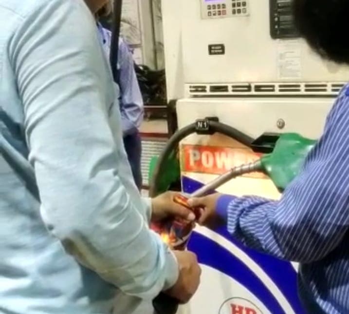 Agra News: बीयर की केन लेकर पेट्रोल लेने पहुंचा शख्स, आगरा से आया हैरान करने वाला Video