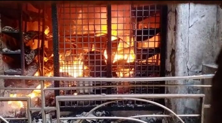 Agra News: आगरा के स्पेयर पार्ट गोदाम में लगी भीषण आग, लाखों का सामान स्वाहा