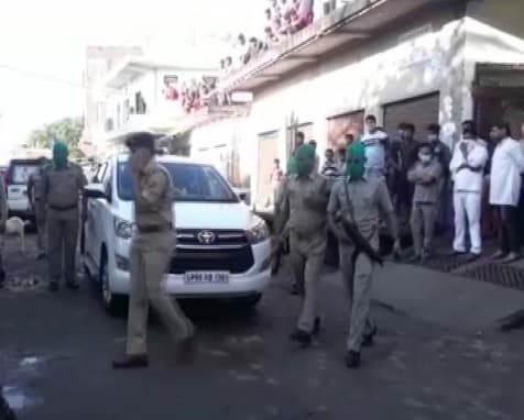 Agra News: साप्ताहिक बंदी के खिलाफ उत्तर प्रदेश उद्योग व्यापार प्रतिनिधिमंडल का प्रदर्शन, DM को सौंपा ज्ञापन