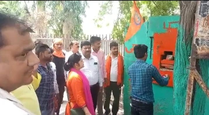 आगरा में सरकारी बंगले की दीवार पर रातों रात बना दी मजार, BJP कार्यकर्ताओं ने भगवा कर लिखा जय श्री राम