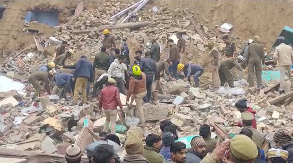 आगरा में बड़ा हादसा, बिल्डिंग की खुदाई के दौरान गिरे कई मकान, मलबे में दबने से एक बच्ची की मौत