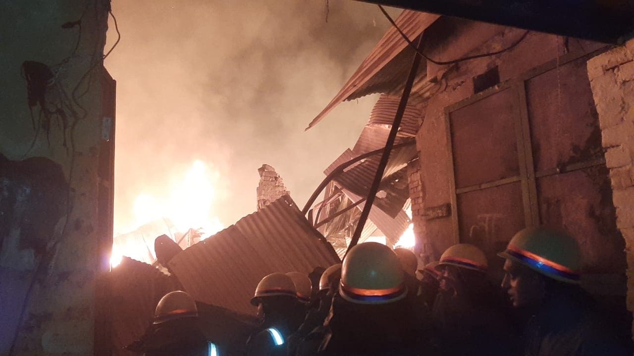 Agra News: आगरा में फर्नीचर गोदाम में लगी भीषण आग, दमकल ने कड़ी मशक्कत के बाद पाया काबू, लाखों का नुकसान