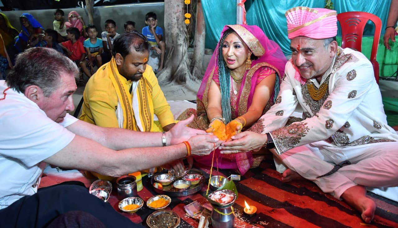 आगरा में हिंदू रीति-रिवाज से शादी करने आए मैक्सिको से प्रेमी, विदेशी दोस्तों ने जमकर लगाए ठुमके