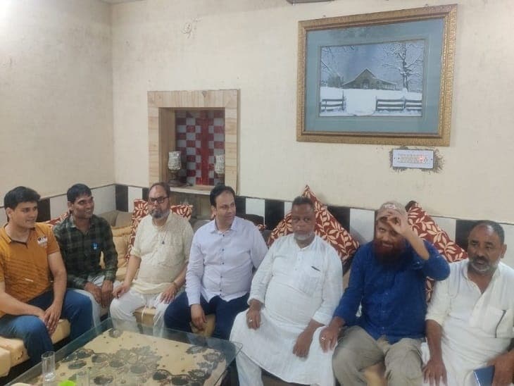 Agra News: आगरा विवि में छात्रों के दो गुटों में मारपीट, चीफ प्रॉक्टर और आईईटी के निदेशक ने दिया इस्तीफा