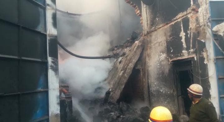 आगरा में सूत का पट्टा बनाने वाली फैक्ट्री में लगी भीषण आग, छत से कूदकर सिक्योरिटी गार्ड ने बचाई जान