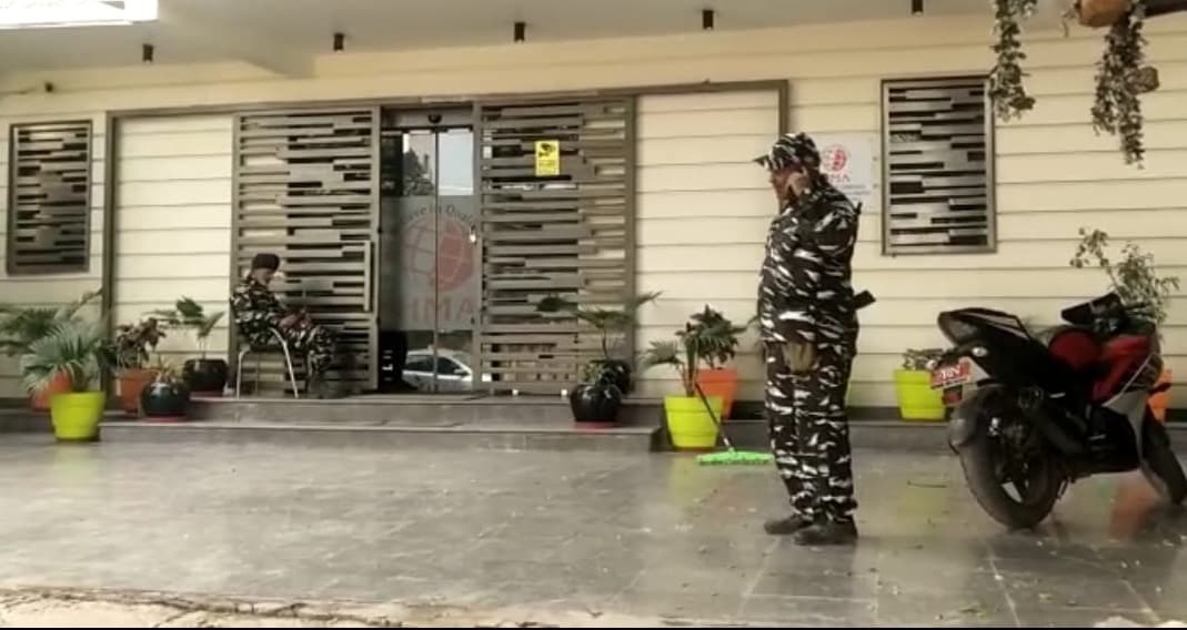 Agra News: पूर्व बसपा MLA के ठिकाने पर दूसरे दिन भी जारी रही IT की जांच पड़ताल, टीम के हाथ लगे अहम सुराग