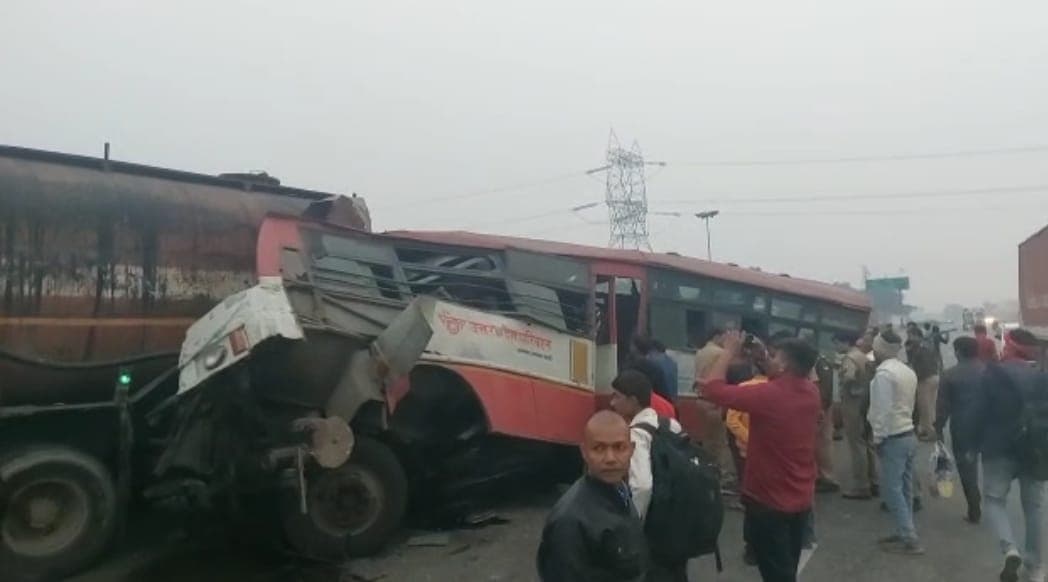 Agra News: आगरा में भीषण सड़क हादसा, टैंकर और बस की टक्कर में दो लोगों की दर्दनाक मौत, कई यात्री घायल