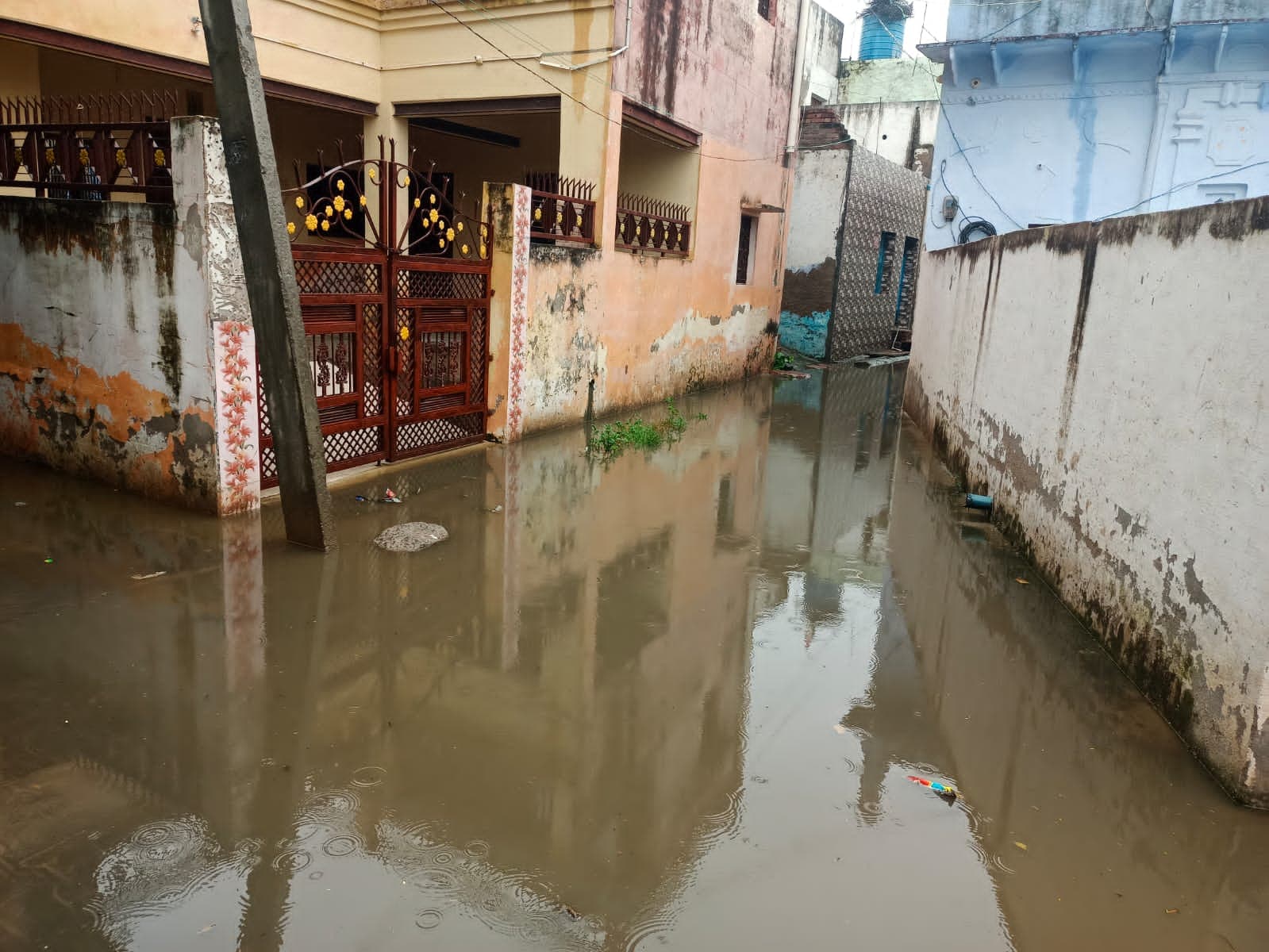 आगरा में मूसलाधार बारिश से मचा हाहाकार, किसानों की फसल बर्बाद, छत गिरने से महिला की मौत