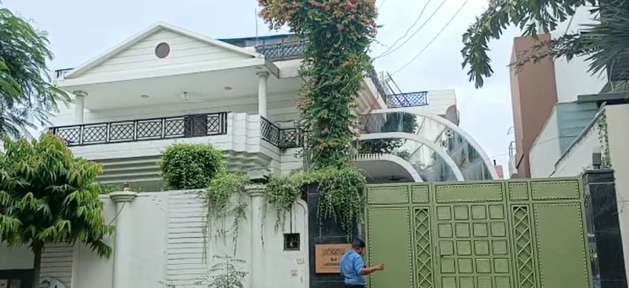 Agra News: आगरा में कोका कोला के डिस्ट्रीब्यूटर के घर आयकर विभाग की छापेमारी, जांच पड़ताल लगातार जारी Agra News: आगरा में कोका कोला के डिस्ट्रीब्यूटर के घर आयकर विभाग की छापेमारी, जांच पड़ताल लगातार जारी