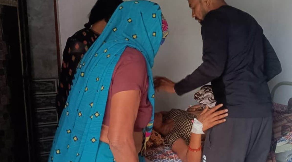 Agra News: छापे की सूचना से अस्पताल में मचा हड़कंप, बाथरूम में बंद किए मरीज और तीमारदार, बाहर से किया लॉक