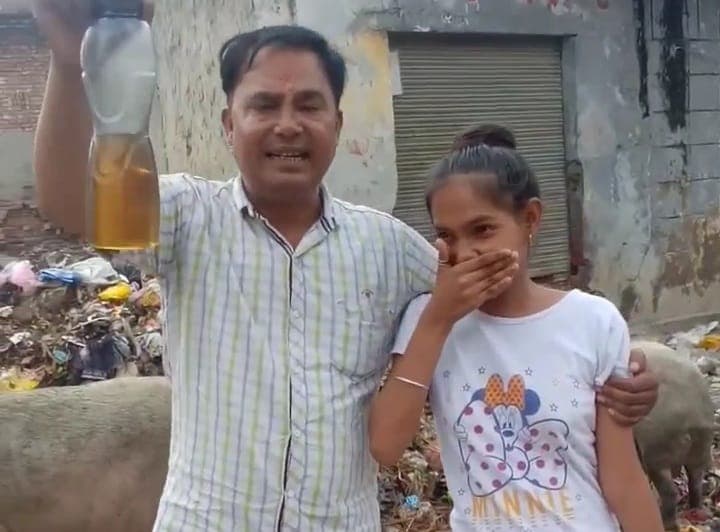 आगरा में घर के सामने मौजूद डलाब घर न हटने पर बाप-बेटी ने दी आत्महत्या की चेतावनी, जानें आगे क्‍या हुआ?