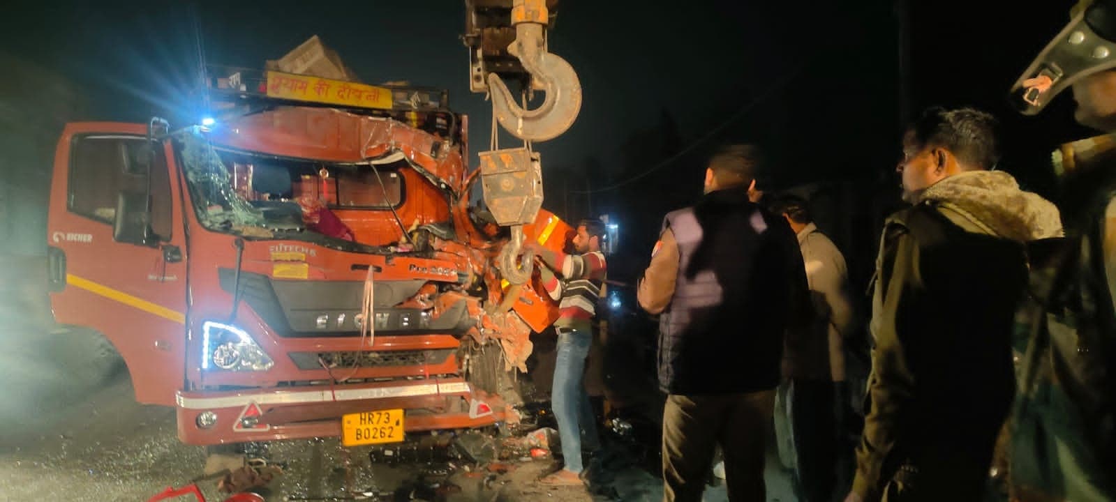 Agra News: सड़क किनारे खड़े ट्रक में जा घुसा कैंटर, सिपाही की हालत गंभीर, पत्नी और पुत्र की दर्दनाक मौत