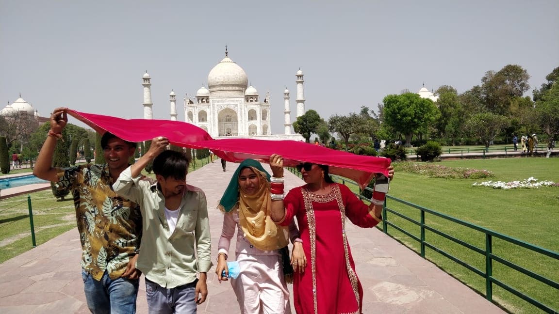 Agra News: आगरा में भीषण गर्मी के बीच पर्यटकों ने किया ताजमहल का दीदार, मौसम विभाग ने जारी किया अलर्ट