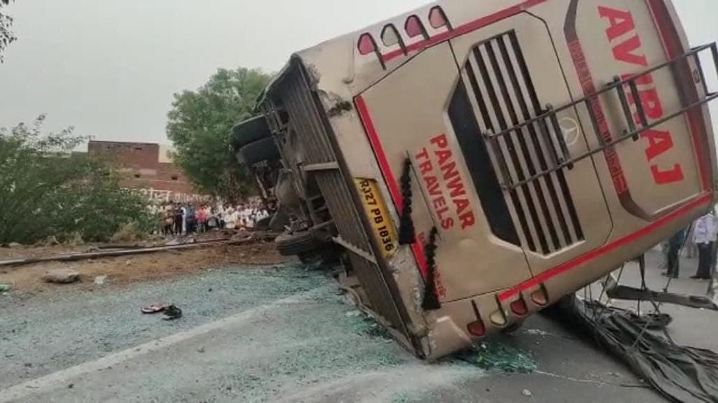 Agra News: जयपुर से बिहार जा रही स्लीपर कोच बस पलटी, 2 यात्रियों की मौत, कई घायल