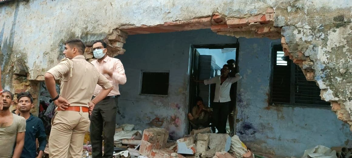 Agra News: आगरा में तेज आंधी-बरसात से जनजीवन अस्त-व्यस्त, पेट्रोल पंप का छज्जा गिरने से बच्चे की मौत