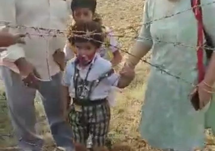 अभिभावकों की ये कैसी अग्निपरीक्षा! बच्चों को समय से स्कूल पहुंचाने के लिए कटीले तारों से गुजरते पेरेंट्स