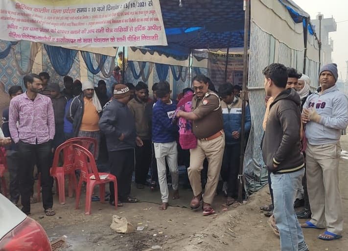 Agra News: धरने पर बैठी बुजुर्ग महिला ने तोड़ा दम, सड़क और नाले के निर्माण के लिए चल रहा था प्रदर्शन