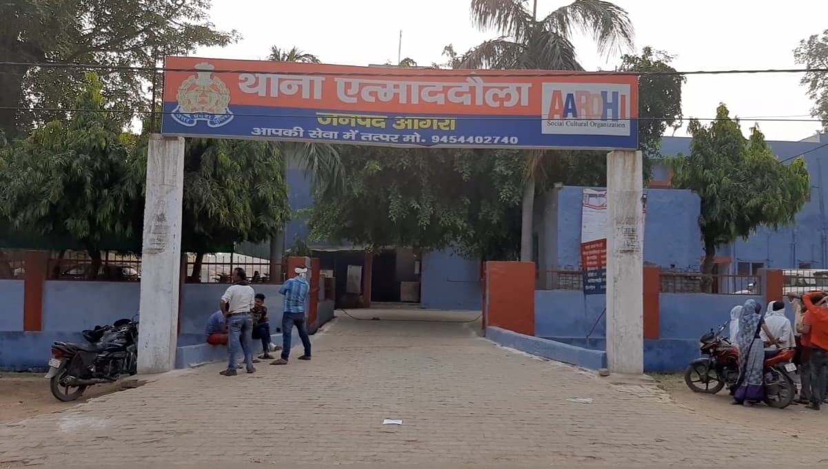 Agra News: सिपाही को मुफ्त में घेवर खाने की चाह पड़ी भारी, SSP ने किया लाइन हाजिर, जानिए पूरा मामला