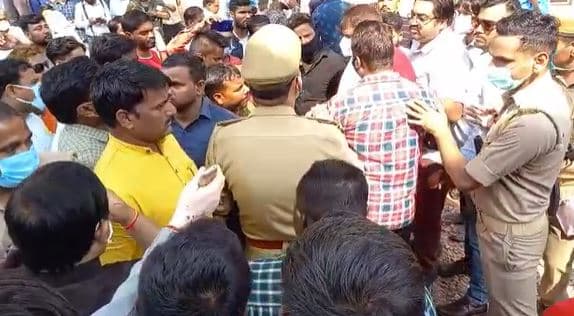 Agra News: पुलिस हिरासत में युवक की मौत पर प्रदर्शन कर रहे कांग्रेस कार्यकर्ताओं को दौड़ा-दौड़ा कर पीटा