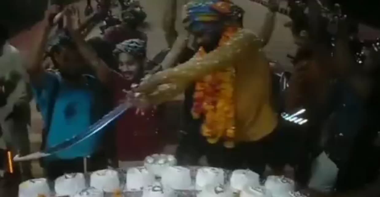 हिंदूवादी नेता को बर्थडे पर तलवार से केक काटना पड़ा भारी, Video वायरल होते ही पुलिस ने दर्ज किया मुकदमा